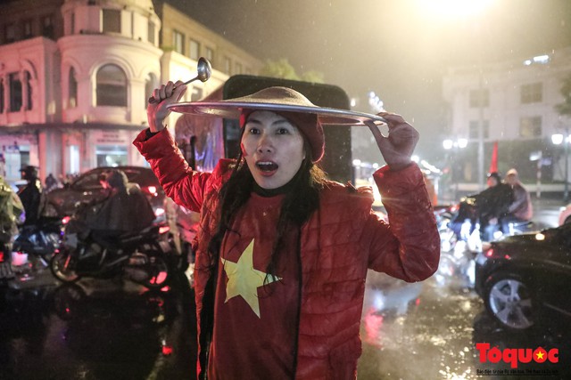 Nhìn những hình ảnh CĐV bất chấp mưa rét, đổ ra đường cổ vũ chắc chắn các cầu thủ Việt Nam sẽ càng sung hơn trong trận chung kết lượt về AFF Cup - Ảnh 4.