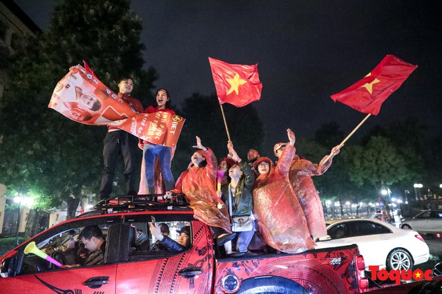 Nhìn những hình ảnh CĐV bất chấp mưa rét, đổ ra đường cổ vũ chắc chắn các cầu thủ Việt Nam sẽ càng sung hơn trong trận chung kết lượt về AFF Cup - Ảnh 14.