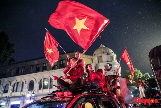 Nhìn những hình ảnh CĐV bất chấp mưa rét, đổ ra đường cổ vũ chắc chắn các cầu thủ Việt Nam sẽ càng sung hơn trong trận chung kết lượt về AFF Cup - Ảnh 11.