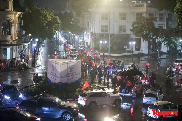 Nhìn những hình ảnh CĐV bất chấp mưa rét, đổ ra đường cổ vũ chắc chắn các cầu thủ Việt Nam sẽ càng sung hơn trong trận chung kết lượt về AFF Cup - Ảnh 12.