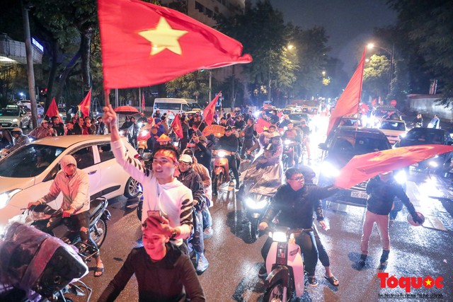 Nhìn những hình ảnh CĐV bất chấp mưa rét, đổ ra đường cổ vũ chắc chắn các cầu thủ Việt Nam sẽ càng sung hơn trong trận chung kết lượt về AFF Cup - Ảnh 7.