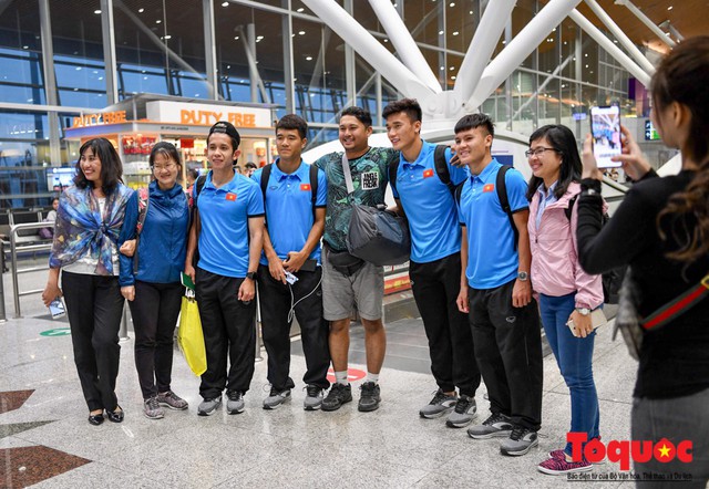 Đội tuyển Việt Nam ra sân bay trở về Việt Nam chuẩn bị cho trận đón tiếp tuyển Malaysia tại chảo lửa Mỹ Đình - Ảnh 1.