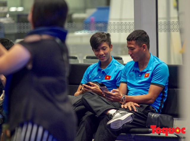 Đội tuyển Việt Nam ra sân bay trở về Việt Nam chuẩn bị cho trận đón tiếp tuyển Malaysia tại chảo lửa Mỹ Đình - Ảnh 4.