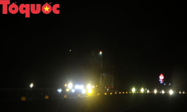 Nhức mắt hàng trăm ôtô chế thêm đèn Led, đèn pha lưu thông trên quốc lộ 1A - Ảnh 1.