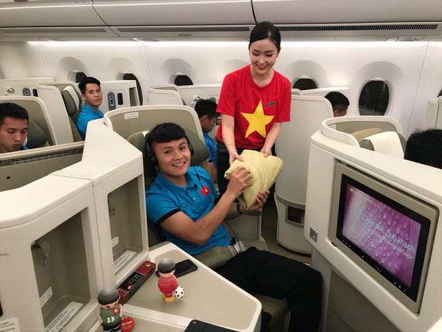 Đội tuyển Việt Nam được tặng món quà bất ngờ trên chuyến bay của Vietnam Airlines - Ảnh 2.