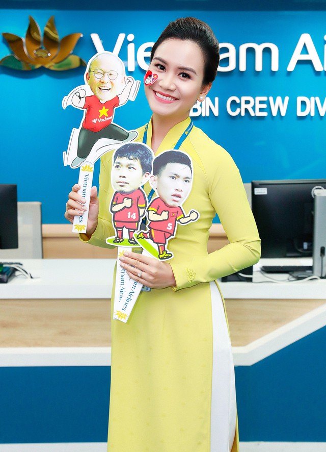Đội tuyển Việt Nam được tặng món quà bất ngờ trên chuyến bay của Vietnam Airlines - Ảnh 4.
