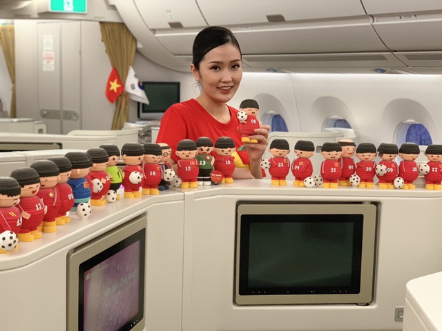 Đội tuyển Việt Nam được tặng món quà bất ngờ trên chuyến bay của Vietnam Airlines - Ảnh 7.