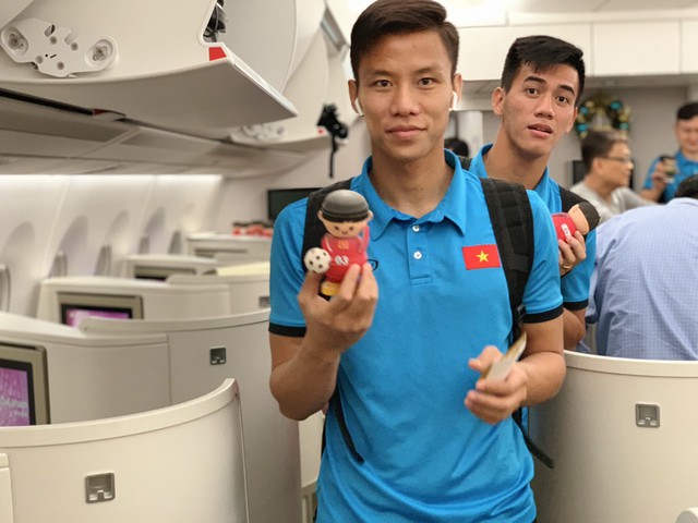 Đội tuyển Việt Nam được tặng món quà bất ngờ trên chuyến bay của Vietnam Airlines - Ảnh 8.