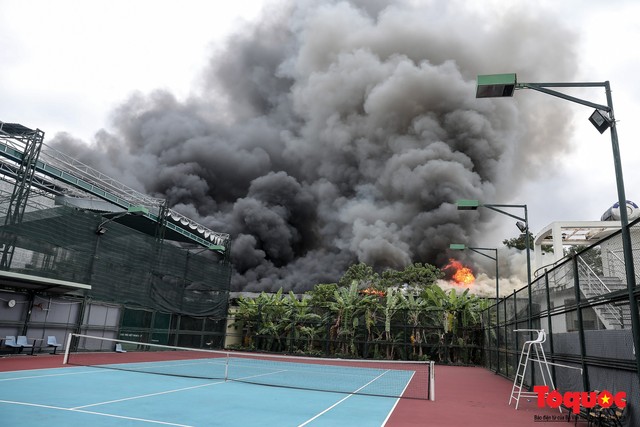 Toàn cảnh hiện trường vụ cháy xưởng sửa chữa ô tô, sau trụ sở Liên đoàn bóng đá Việt Nam - Ảnh 2.