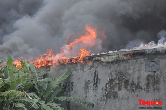 Toàn cảnh hiện trường vụ cháy xưởng sửa chữa ô tô, sau trụ sở Liên đoàn bóng đá Việt Nam - Ảnh 3.