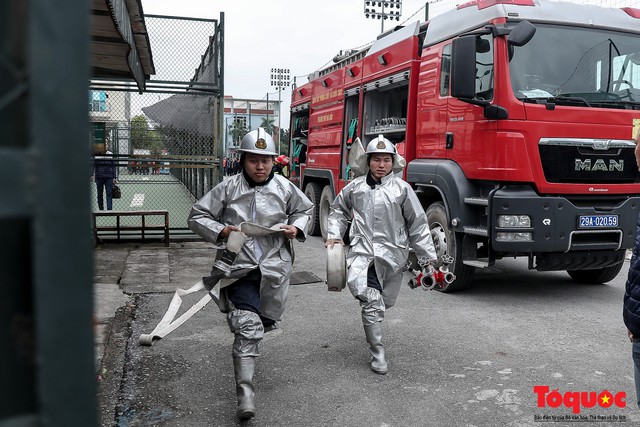 Toàn cảnh hiện trường vụ cháy xưởng sửa chữa ô tô, sau trụ sở Liên đoàn bóng đá Việt Nam - Ảnh 4.
