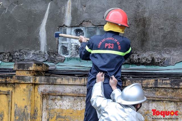 Toàn cảnh hiện trường vụ cháy xưởng sửa chữa ô tô, sau trụ sở Liên đoàn bóng đá Việt Nam - Ảnh 6.