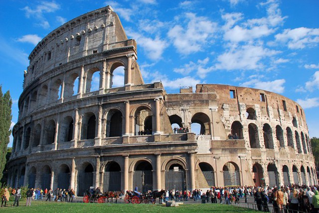 Du khách bị cảnh sát Italia bắt giữ vì gỡ gạch từ di tích đấu trường Colosseo - Ảnh 1.