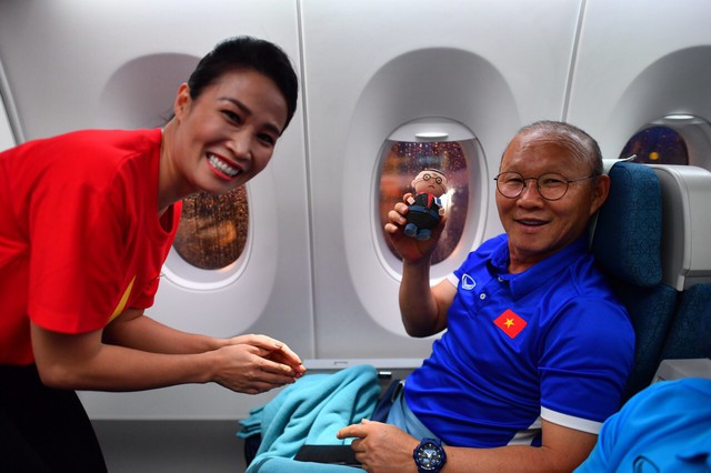Đội tuyển Việt Nam được tặng món quà bất ngờ trên chuyến bay của Vietnam Airlines - Ảnh 11.