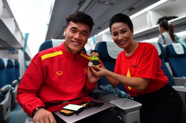 Đội tuyển Việt Nam được tặng món quà bất ngờ trên chuyến bay của Vietnam Airlines - Ảnh 12.