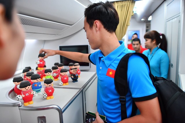 Đội tuyển Việt Nam được tặng món quà bất ngờ trên chuyến bay của Vietnam Airlines - Ảnh 13.