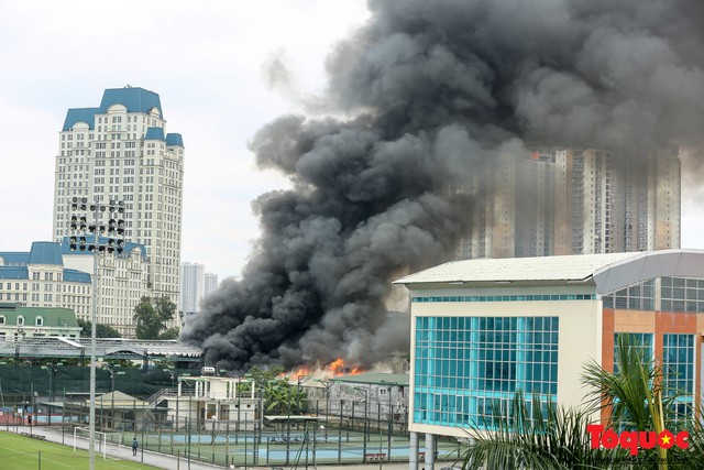 Toàn cảnh hiện trường vụ cháy xưởng sửa chữa ô tô, sau trụ sở Liên đoàn bóng đá Việt Nam - Ảnh 1.