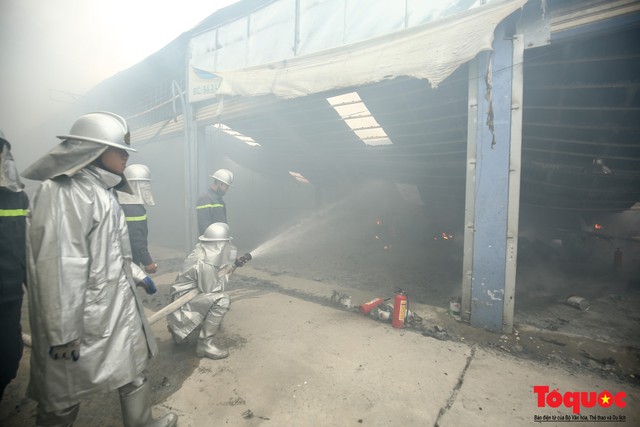Toàn cảnh hiện trường vụ cháy xưởng sửa chữa ô tô, sau trụ sở Liên đoàn bóng đá Việt Nam - Ảnh 8.
