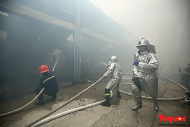 Toàn cảnh hiện trường vụ cháy xưởng sửa chữa ô tô, sau trụ sở Liên đoàn bóng đá Việt Nam - Ảnh 9.