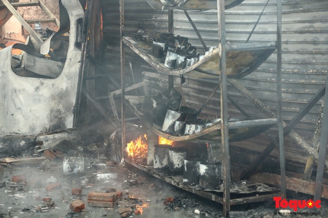 Toàn cảnh hiện trường vụ cháy xưởng sửa chữa ô tô, sau trụ sở Liên đoàn bóng đá Việt Nam - Ảnh 11.