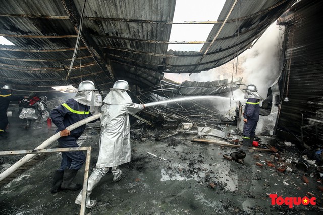 Toàn cảnh hiện trường vụ cháy xưởng sửa chữa ô tô, sau trụ sở Liên đoàn bóng đá Việt Nam - Ảnh 15.