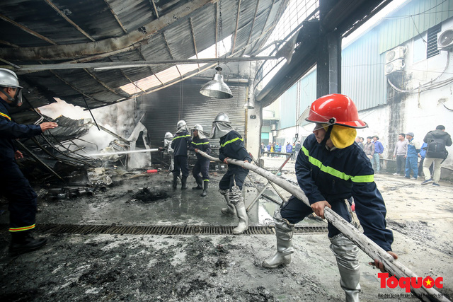 Toàn cảnh hiện trường vụ cháy xưởng sửa chữa ô tô, sau trụ sở Liên đoàn bóng đá Việt Nam - Ảnh 10.