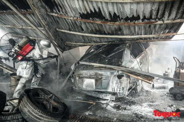 Toàn cảnh hiện trường vụ cháy xưởng sửa chữa ô tô, sau trụ sở Liên đoàn bóng đá Việt Nam - Ảnh 13.