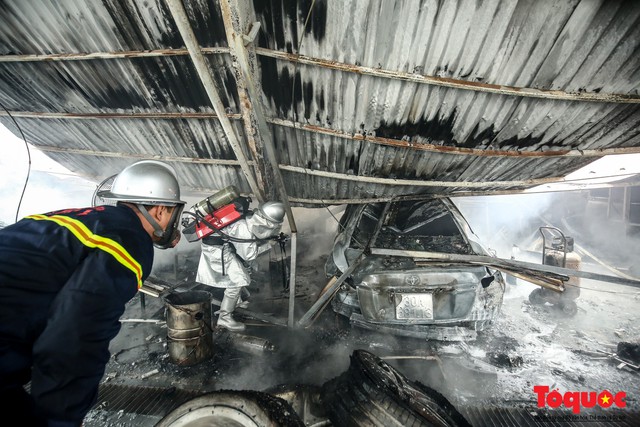 Toàn cảnh hiện trường vụ cháy xưởng sửa chữa ô tô, sau trụ sở Liên đoàn bóng đá Việt Nam - Ảnh 14.