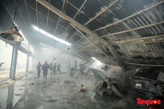 Toàn cảnh hiện trường vụ cháy xưởng sửa chữa ô tô, sau trụ sở Liên đoàn bóng đá Việt Nam - Ảnh 16.