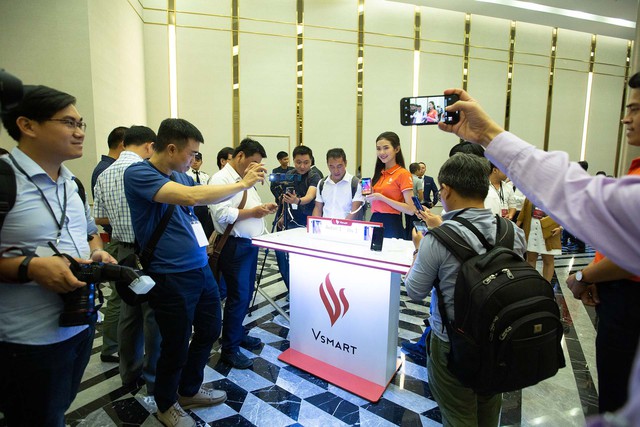 Vingroup công bố giá bán 4 mẫu điện thoại VSMART đầu tiên - Ảnh 5.