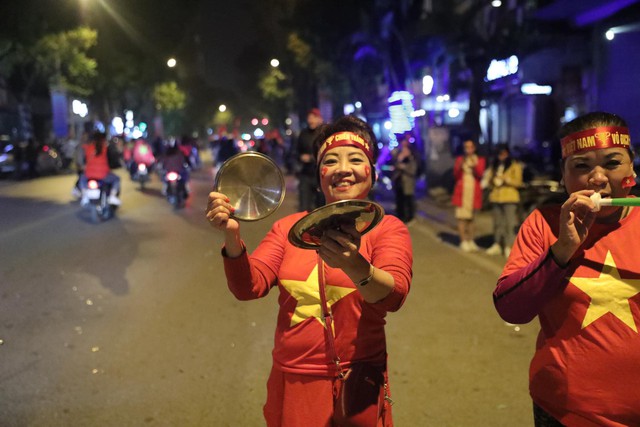 Cập nhật: Cả nước vỡ òa trong niềm vui chiến thắng của đội tuyển Việt Nam - Ảnh 5.