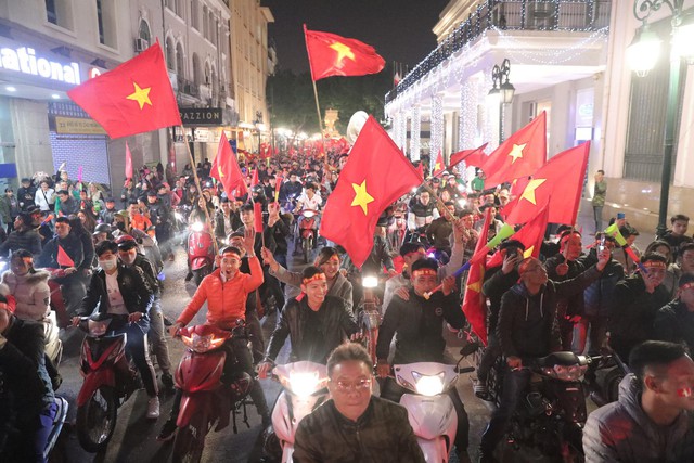 Bóng đá không biên giới: Khách Tây lẫn Việt vui sao nước mắt lại trào - Ảnh 2.
