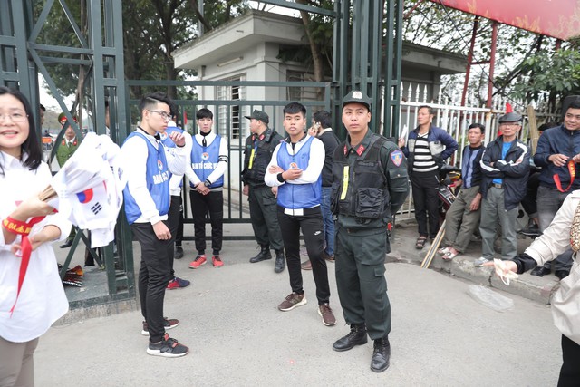 Bên ngoài sân Mỹ Đình: Công an kiểm tra kỹ vé, cổ động viên Việt Nam - Malaysia khoác vai cổ vũ - Ảnh 1.