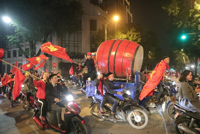 Cập nhật: Cả nước vỡ òa trong niềm vui chiến thắng của đội tuyển Việt Nam - Ảnh 6.