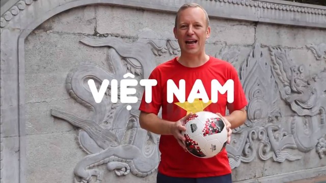 Clip Đại sứ Anh tại Việt Nam Gareth Ward tâng bóng chúc đội tuyển Việt Nam tiến lên, cư dân mạng ào ào hưởng ứng - Ảnh 3.