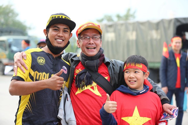 Bên ngoài sân Mỹ Đình: Công an kiểm tra kỹ vé, cổ động viên Việt Nam - Malaysia khoác vai cổ vũ - Ảnh 9.