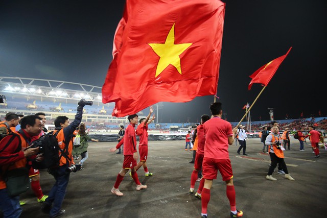 Các cầu thủ đội tuyển Việt Nam phá họp báo sau trận đấu - Ảnh 1.