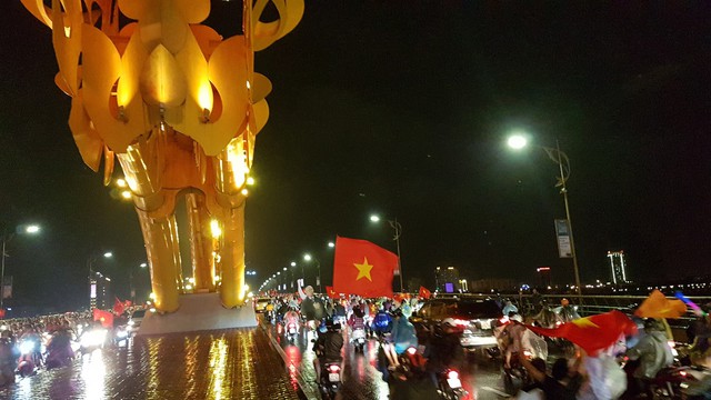 Cập nhật: Cả nước vỡ òa trong niềm vui chiến thắng của đội tuyển Việt Nam - Ảnh 14.