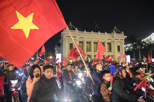 Bóng đá không biên giới: Khách Tây lẫn Việt vui sao nước mắt lại trào - Ảnh 10.