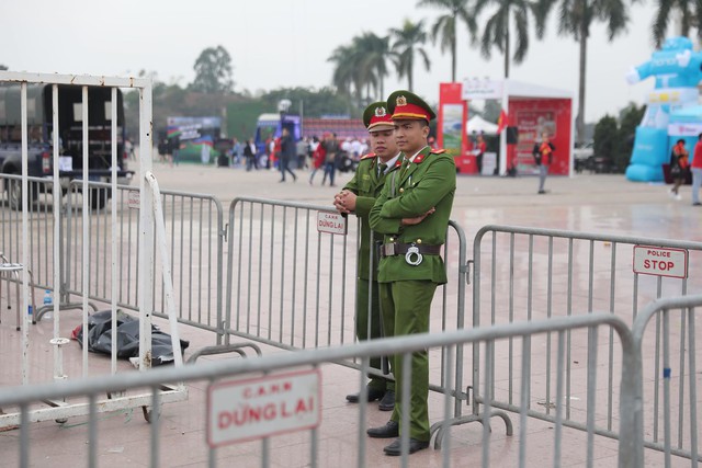 Bên ngoài sân Mỹ Đình: Công an kiểm tra kỹ vé, cổ động viên Việt Nam - Malaysia khoác vai cổ vũ - Ảnh 5.