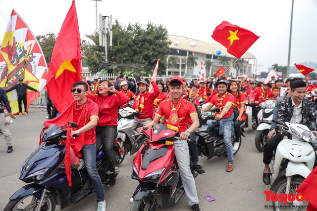 CĐV làm nóng đường phố Hà Nội trước trận chung kết lượt về AFF Cup 2018 - Ảnh 1.