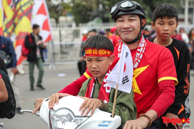 CĐV làm nóng đường phố Hà Nội trước trận chung kết lượt về AFF Cup 2018 - Ảnh 4.
