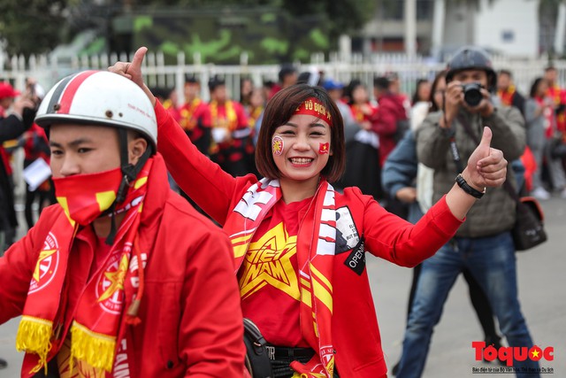 CĐV làm nóng đường phố Hà Nội trước trận chung kết lượt về AFF Cup 2018 - Ảnh 3.