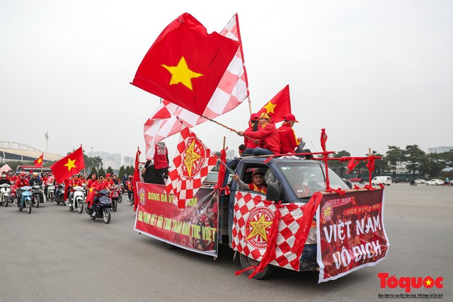 CĐV làm nóng đường phố Hà Nội trước trận chung kết lượt về AFF Cup 2018 - Ảnh 2.