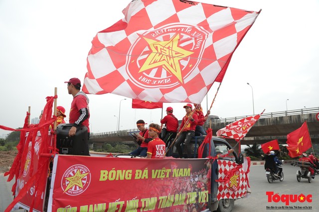 CĐV làm nóng đường phố Hà Nội trước trận chung kết lượt về AFF Cup 2018 - Ảnh 6.