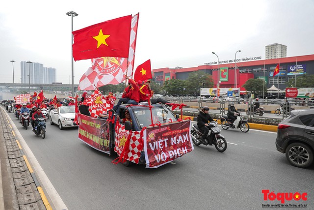 CĐV làm nóng đường phố Hà Nội trước trận chung kết lượt về AFF Cup 2018 - Ảnh 7.