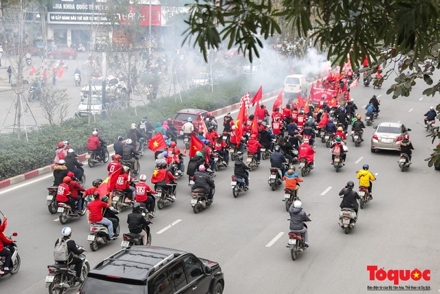 CĐV làm nóng đường phố Hà Nội trước trận chung kết lượt về AFF Cup 2018 - Ảnh 9.