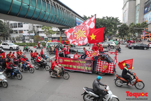 CĐV làm nóng đường phố Hà Nội trước trận chung kết lượt về AFF Cup 2018 - Ảnh 10.