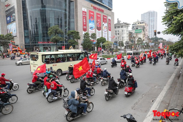 CĐV làm nóng đường phố Hà Nội trước trận chung kết lượt về AFF Cup 2018 - Ảnh 11.