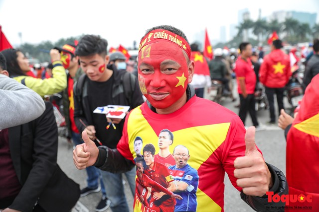 Muôn vàn trang phục độc, lạ của CĐV đến cổ vũ cho ĐT Việt Nam trong trận chung kết lượt về - Ảnh 7.